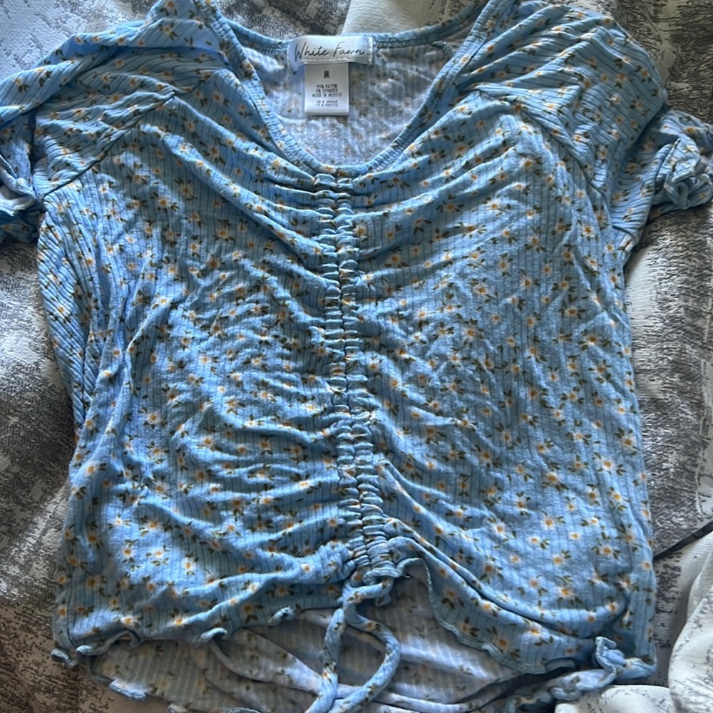 Floral top with a scrunching the middle
